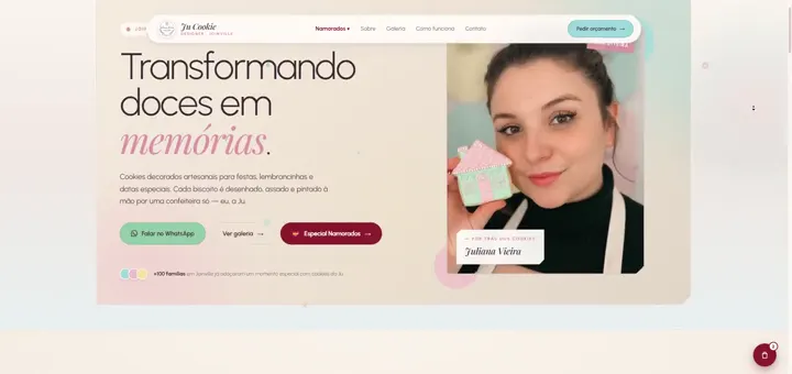 Site da Ju Cookie Designer: hero Transformando doces em memórias, em tons pastel com foto da confeiteira